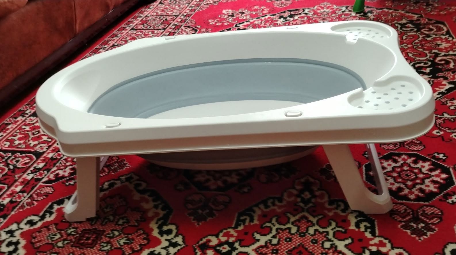 Büyük boy çocuk küveti 40 dolara satılır.