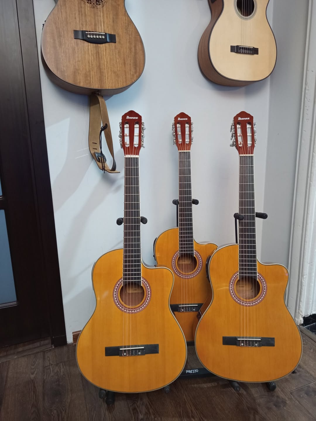 Yeni klasik ve akustik gitarlar satılık — 450₾