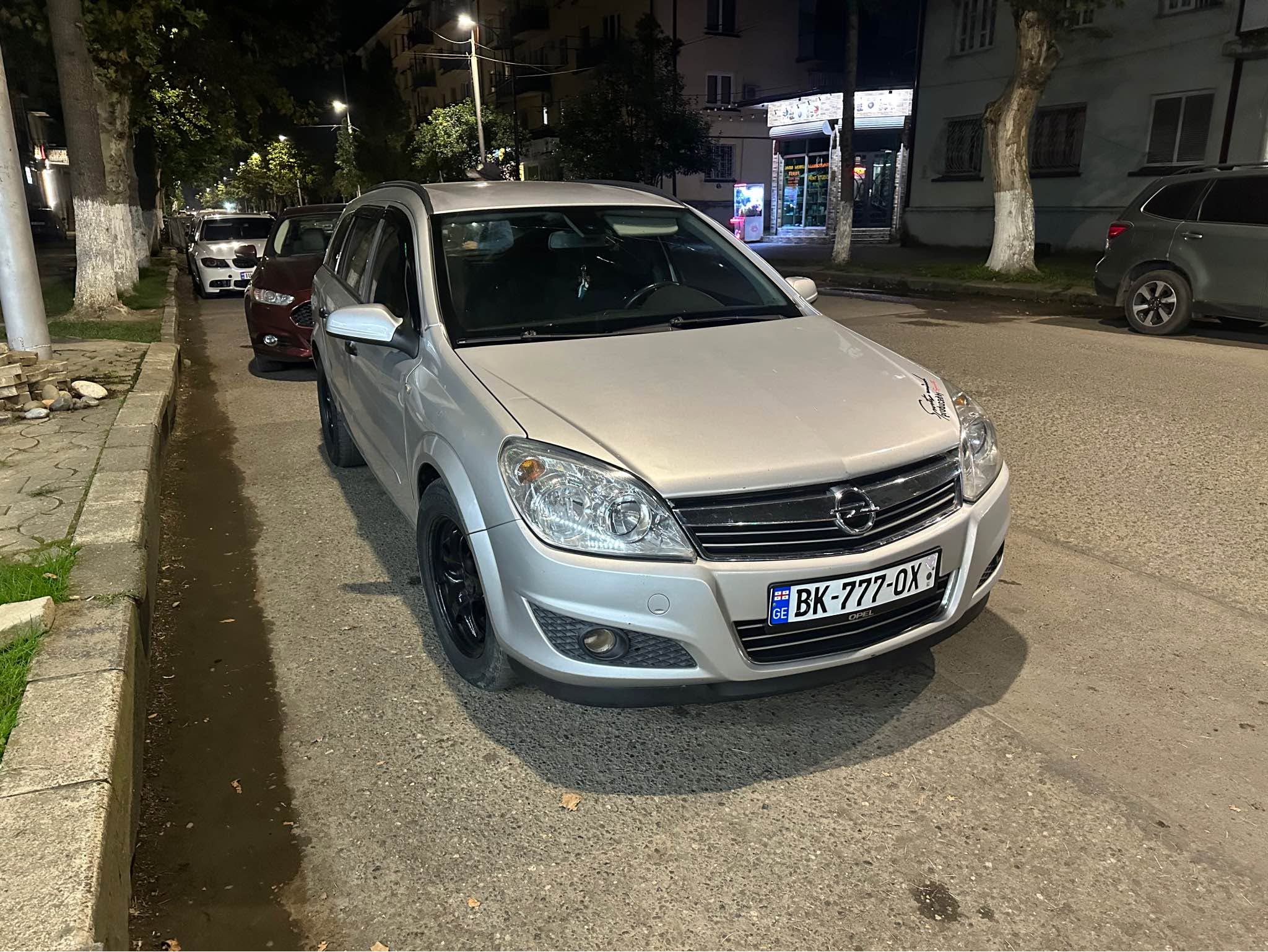 თ,იყიდება ოპელ ასტრა ჰაში,მანქანა არის იდიალურ 2009 — 4,000$