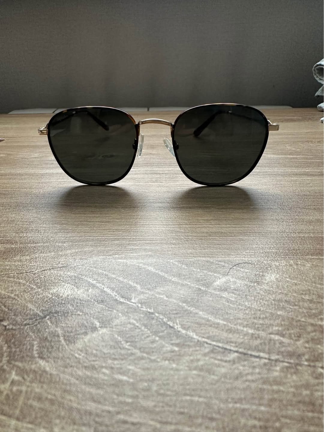 Metal bir çerçeve ve polarize lens sahiptir.