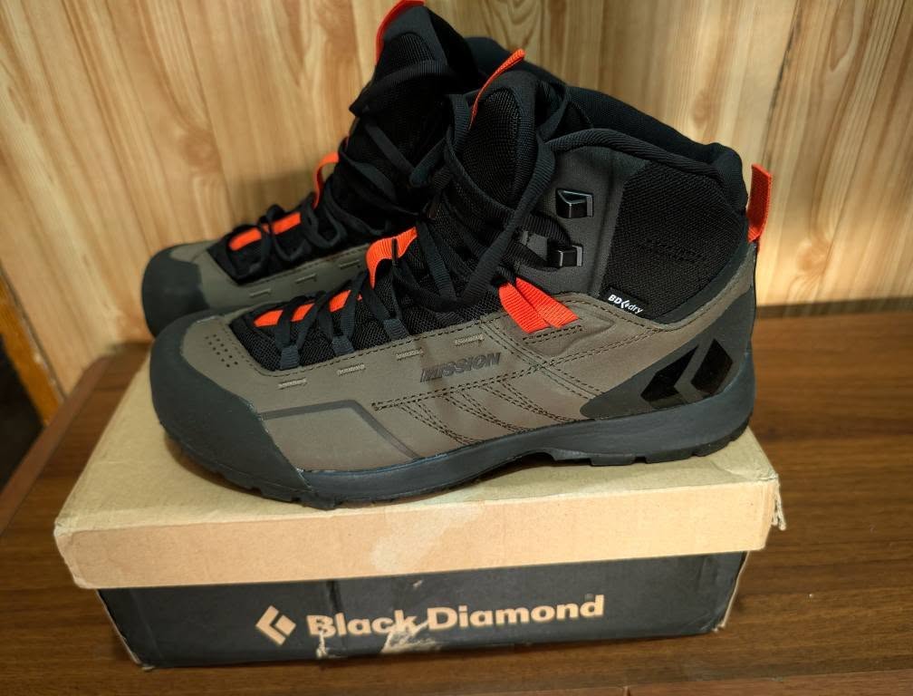 Black Diamond original new waterproof size 41/41.5 (26.5 cm heel to toe length)
