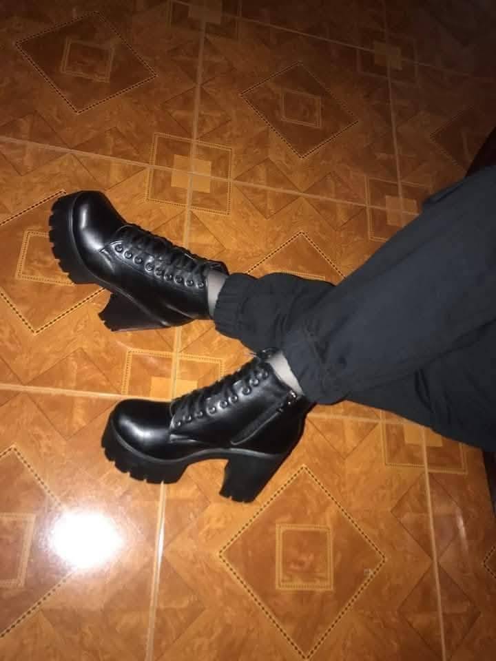 Women's shoes size is available in stock