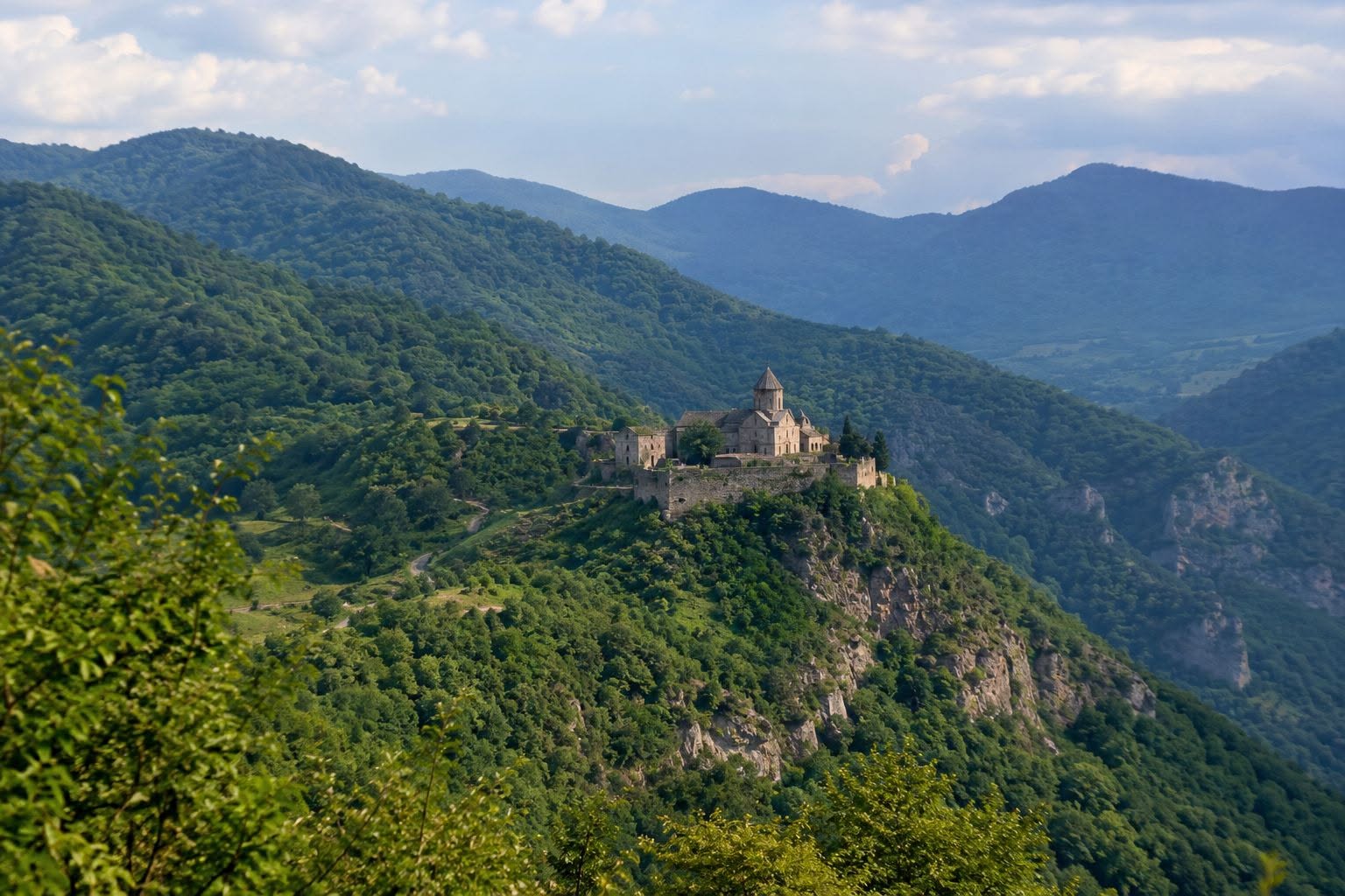 Toprak bir bahçe ile çevrili konut ormanıdır
