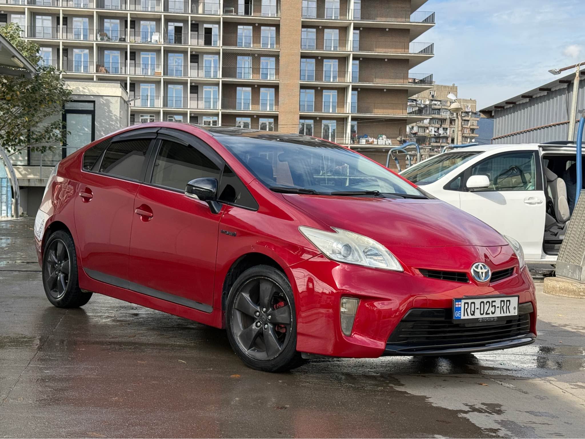 Toyota Prius 2013 — 5,500$