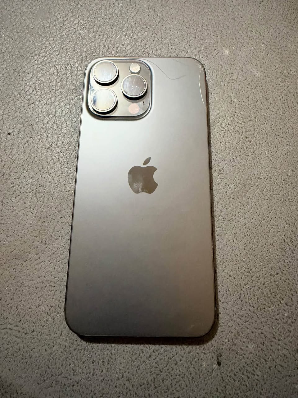 iPhone 15 Pro Max 512GB, cracked back