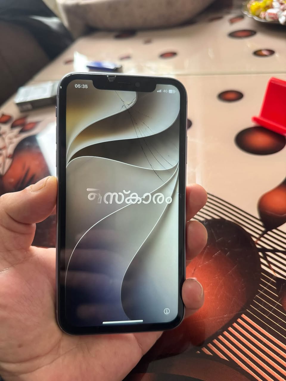 iPhone 11 64 გბ, გაბზარული ეკრანი