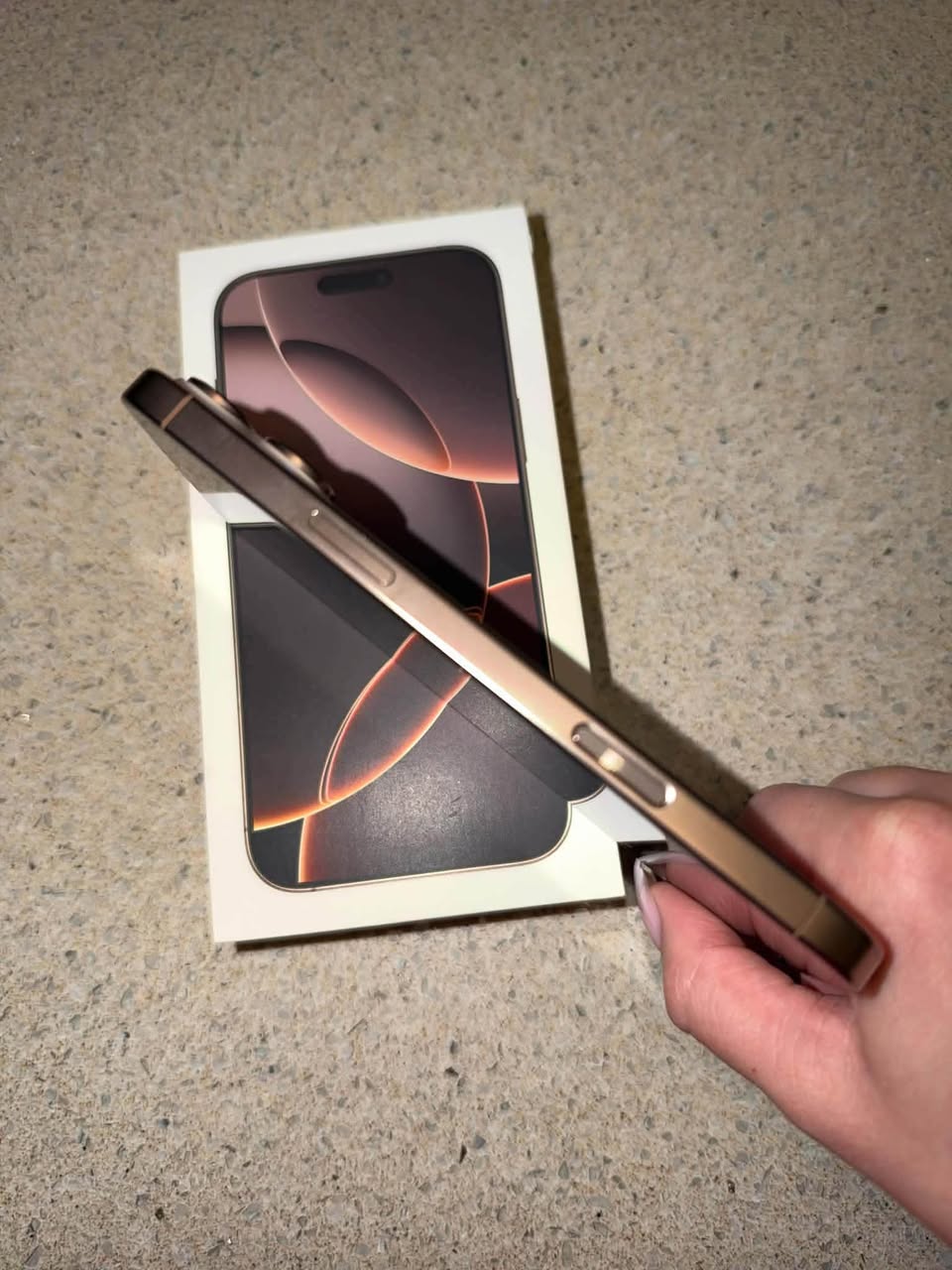 iPhone 16 Pro Max, უნაკაწრო