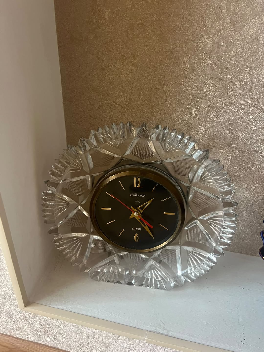 Քրիստալ շրջանակով Mayak քվարց ժամացույց