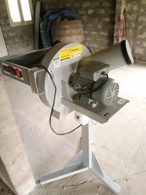 Satılır elektrik dəyirmanı yeni