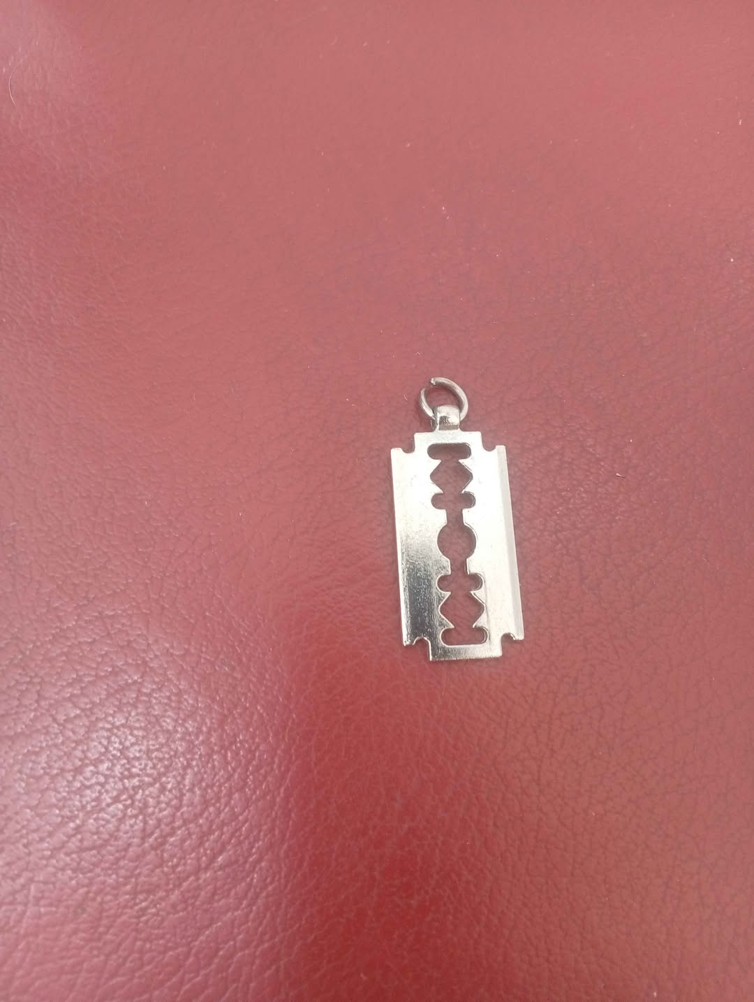 Jilet bıçağı şeklinde metal kolye