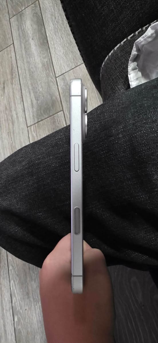 iPhone 16 87% battery, cracked back