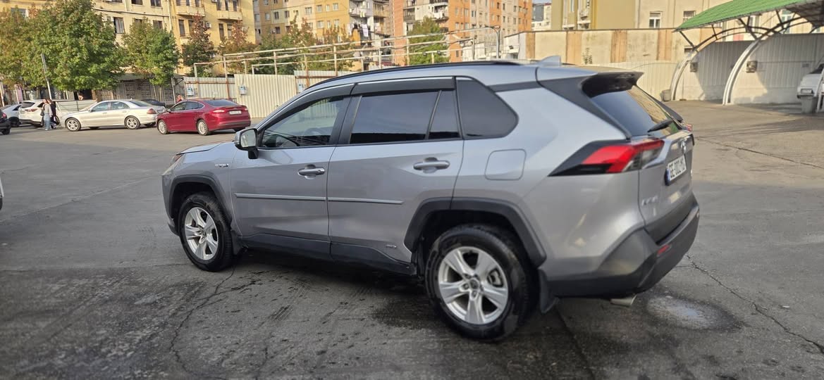 Վաճառվում է Բաթումում RAV4 2020 հիբրիդ 80կմ