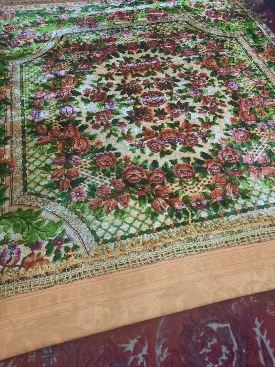 Sovyet halısı, çiçek desenli