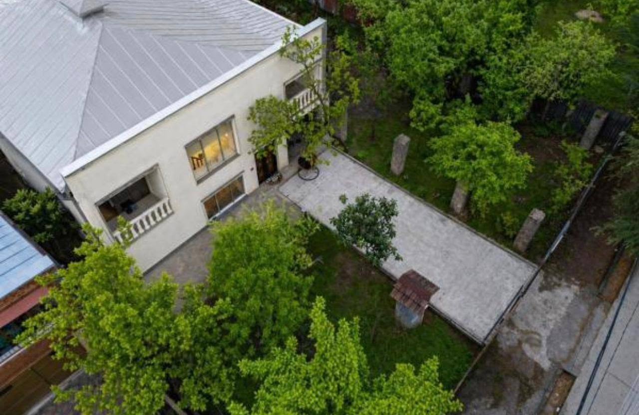 Kutaisi'de Kral Tamar'ın heykelinin yanında ev satılıyor