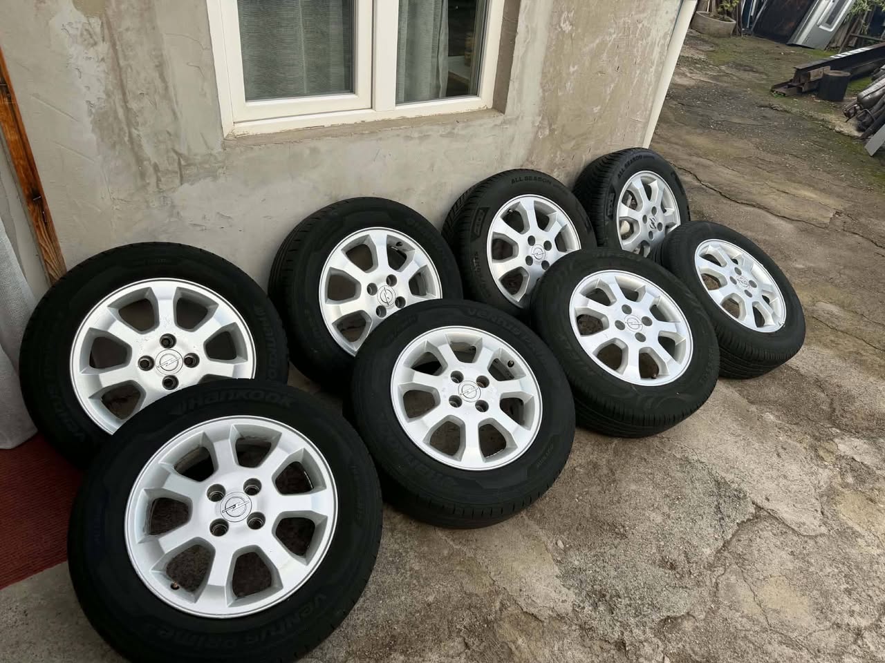 Almanya'dan ithal edilir, kendi kapaklarıyla birlikte 650₾'ye satılır.