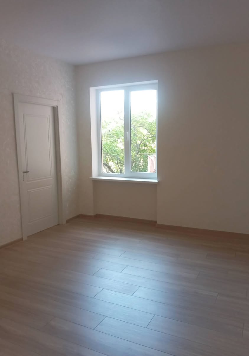 I buy a 3-room high-ceilinged corner, light apartment for 85,000$