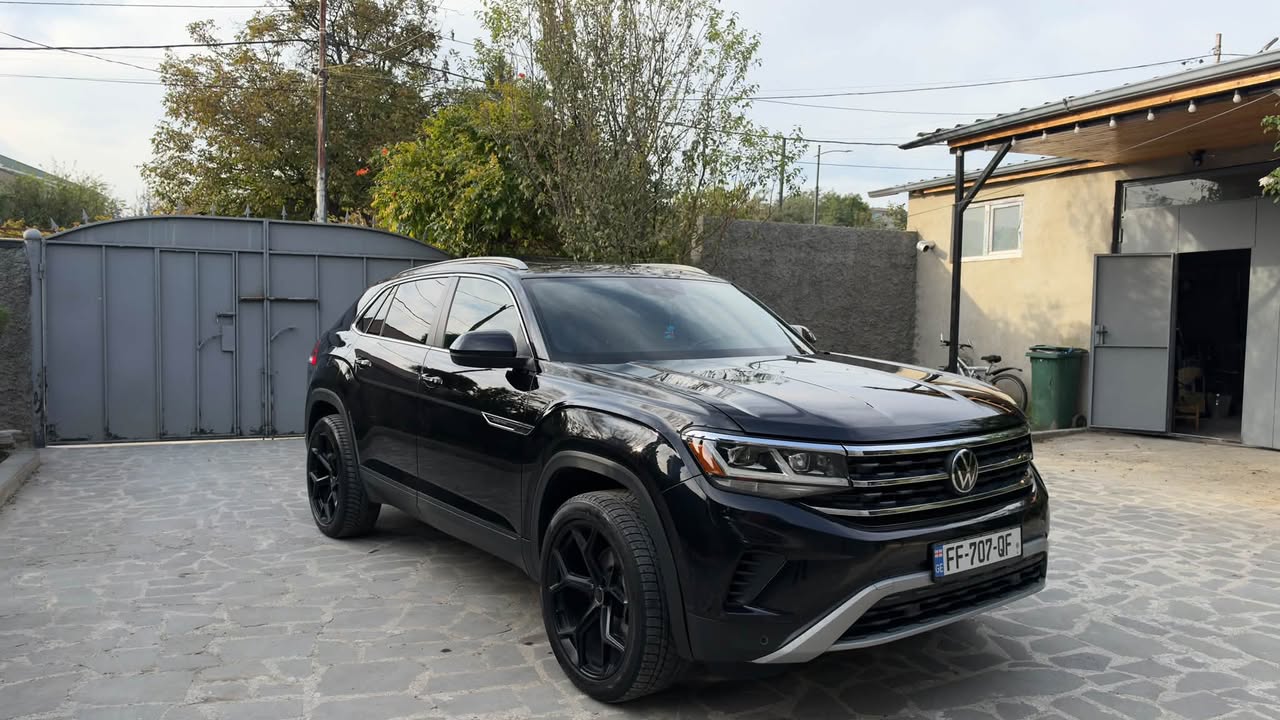 შავი SUV კროსოვერი, 4WD