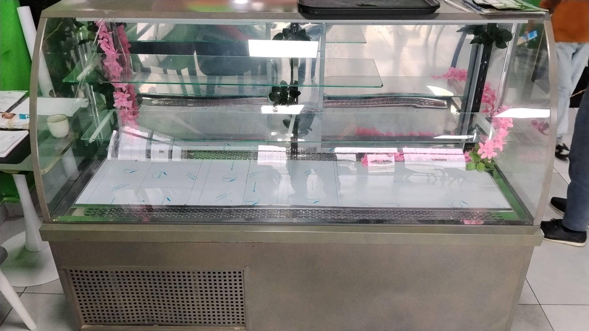 Refrigerated glass display cabinet