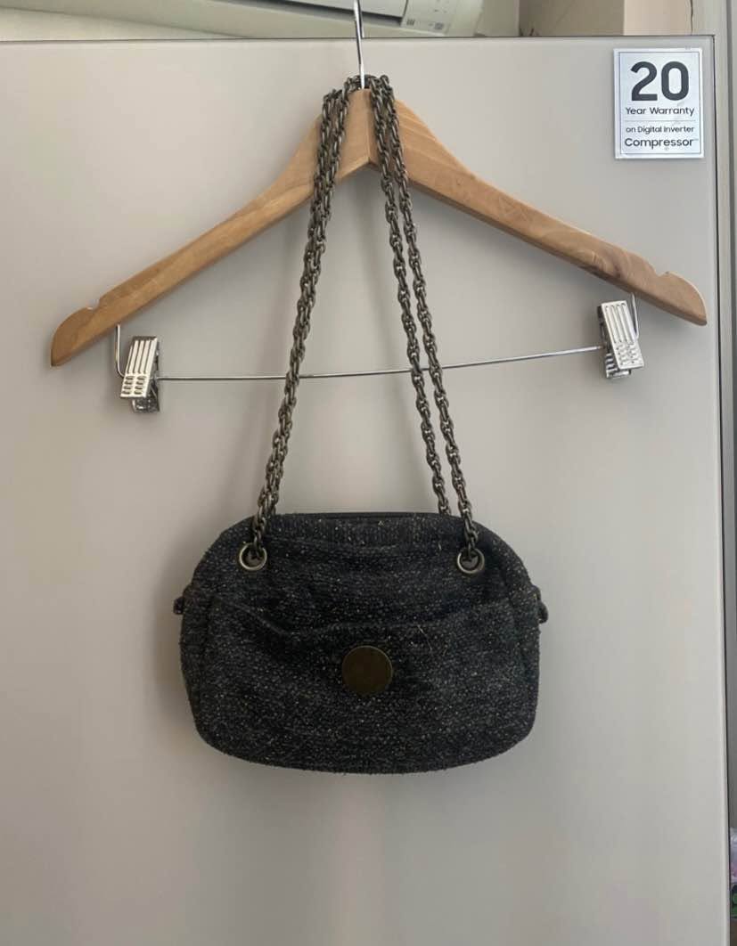 Black tweed shoulder bag with chain