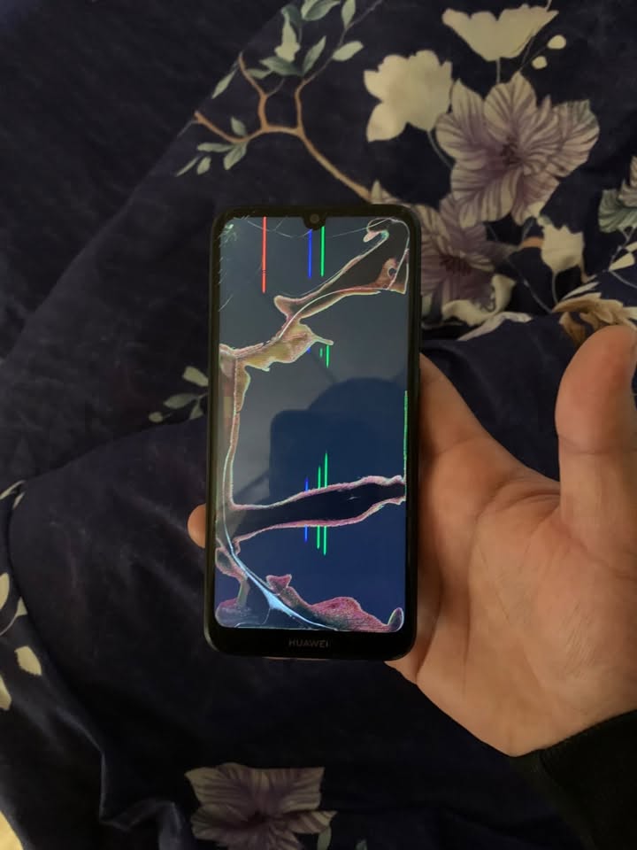 Huawei Y6 telefonu hasarlı olarak satılır