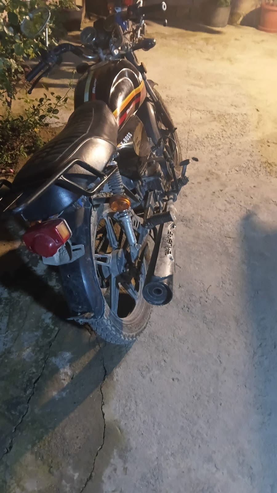 Motosiklet satılır, benzinlə işləyir