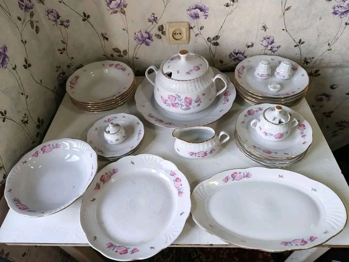 Porcelain set with pink flowers