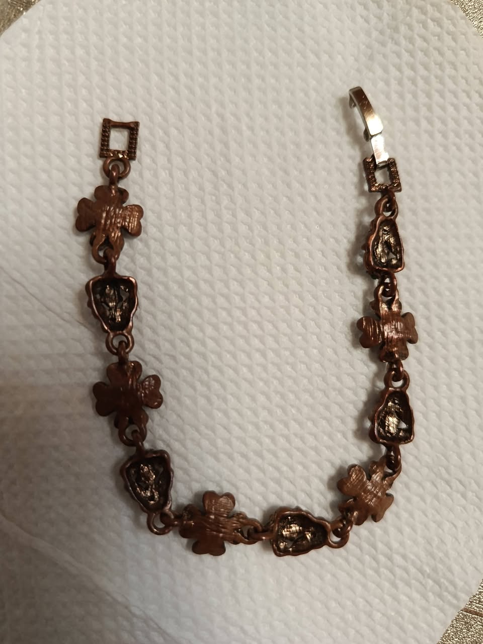 Golden bracelet with clover-shaped links