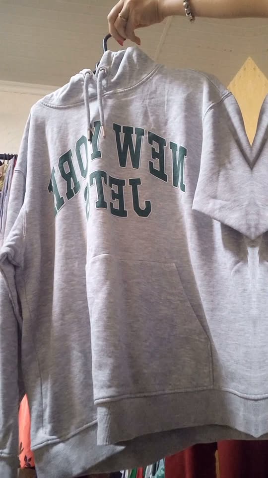 Gri hoodie, New York yazısı ile