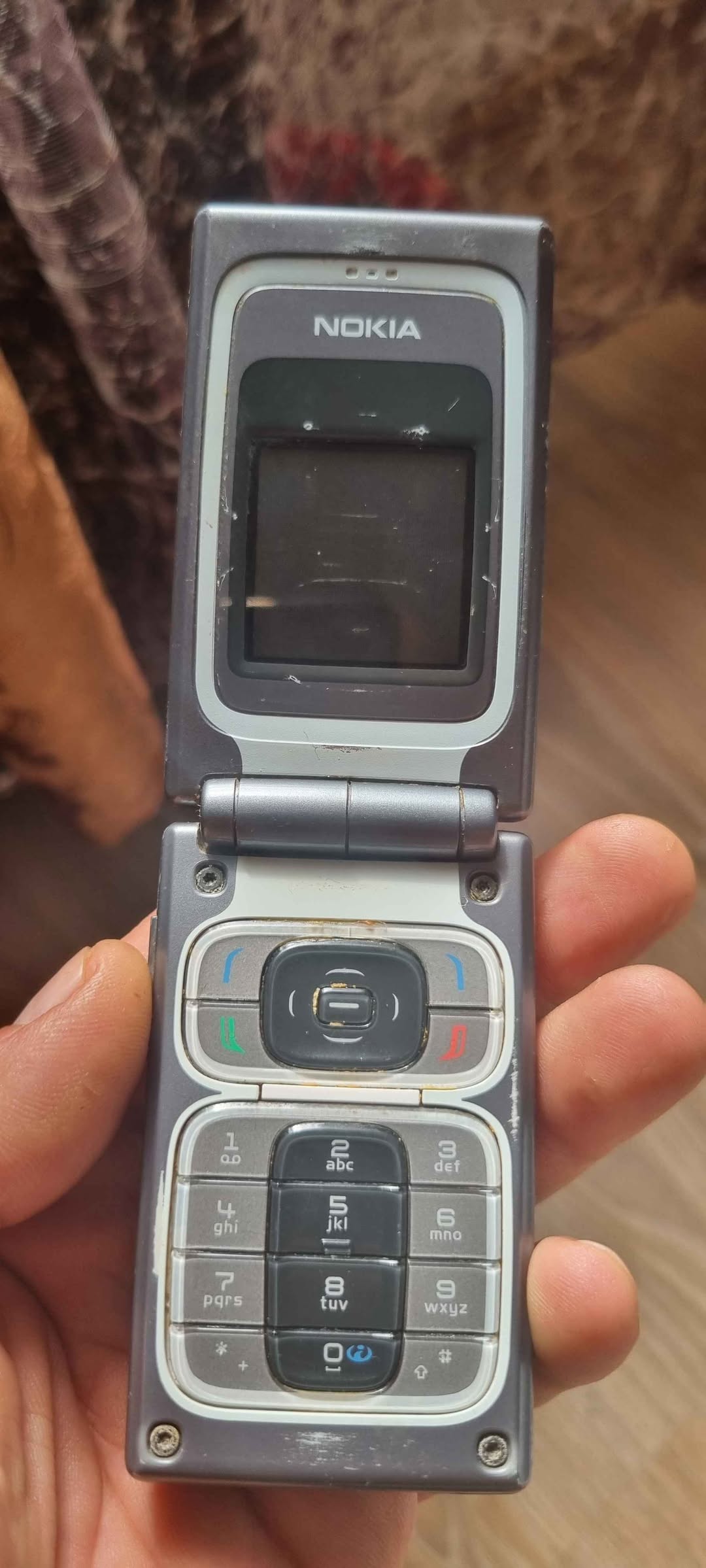 It works. Comes with a charger for 100 lari or