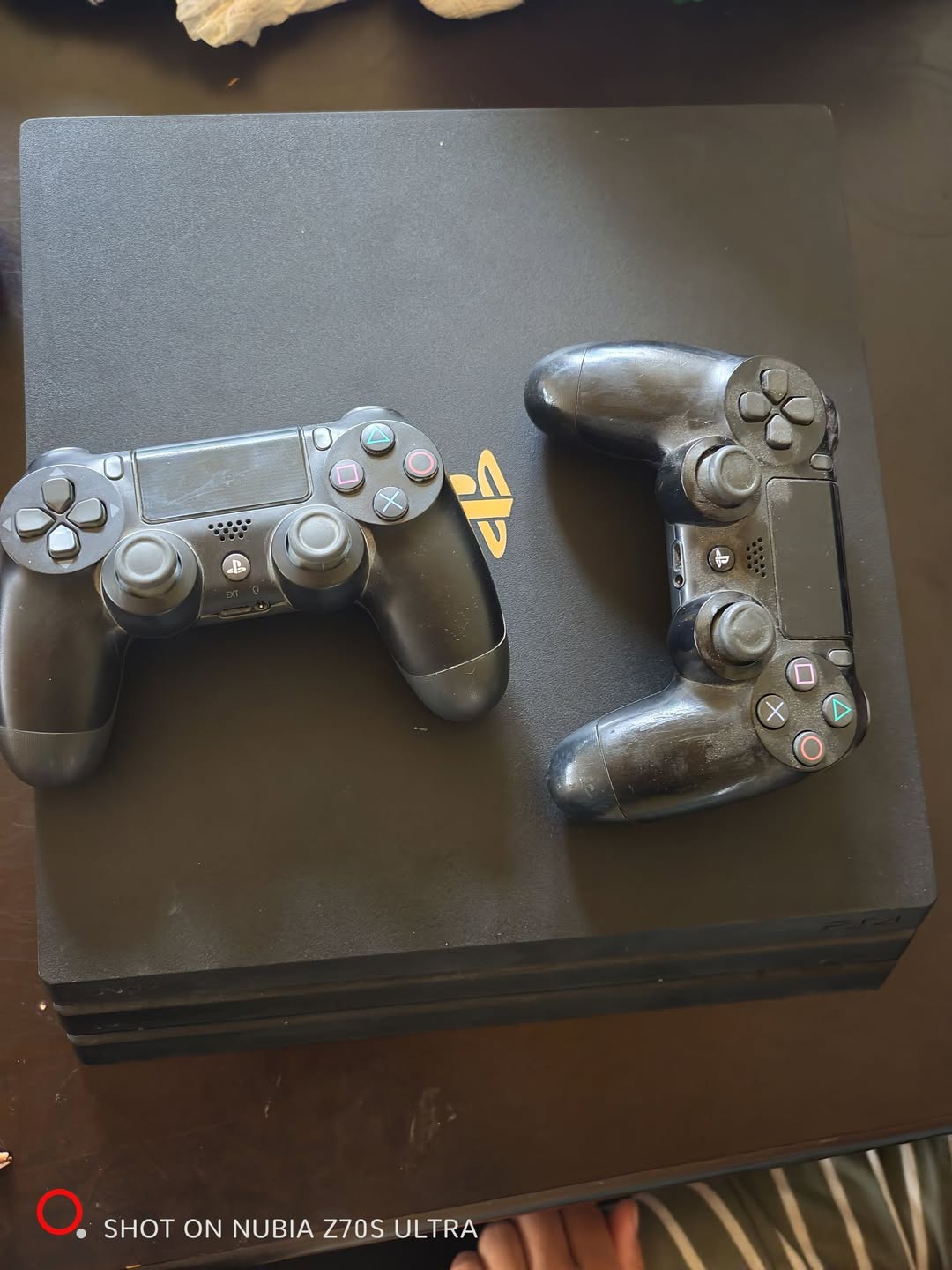 Satılır PlayStation 4/pro 2 joystik 2021 — 85,000֏