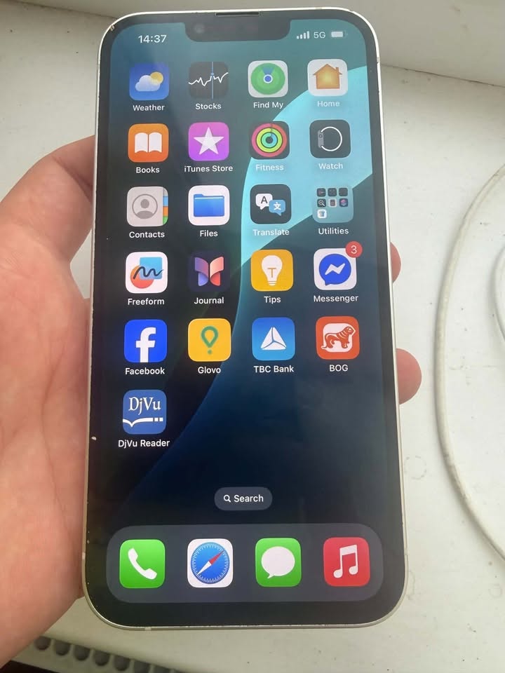 iPhone 13, ბატარეა 77%, ადაპტერით