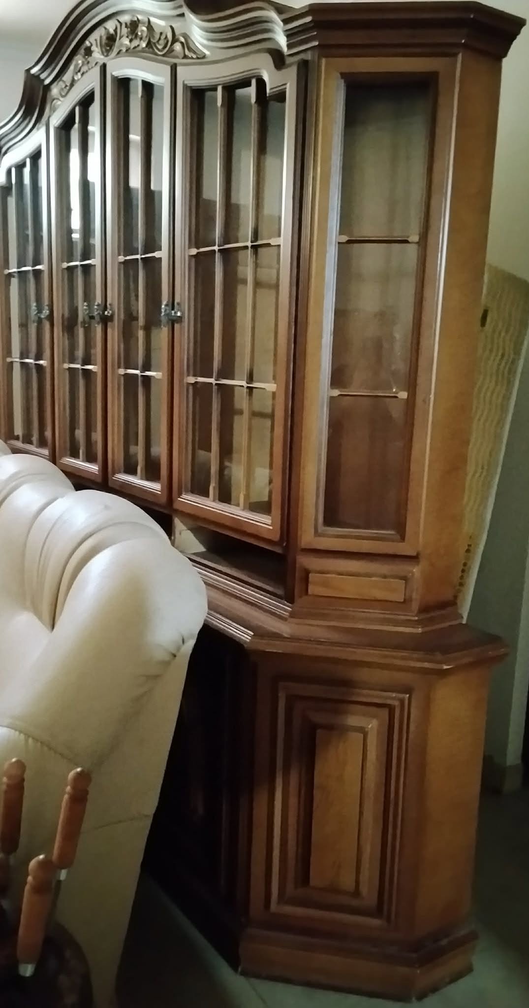 Փայտե կամոդ և կաշվե դիվան