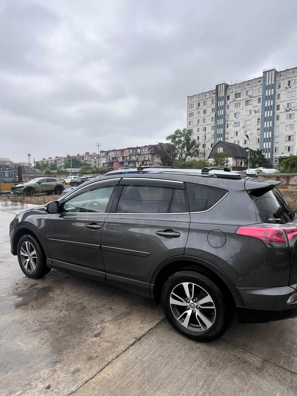 toyota rav 4 2.5 benzini ვინ — 11,000$
