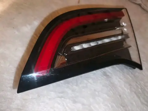 Orijinal arka stop lambası Tesla