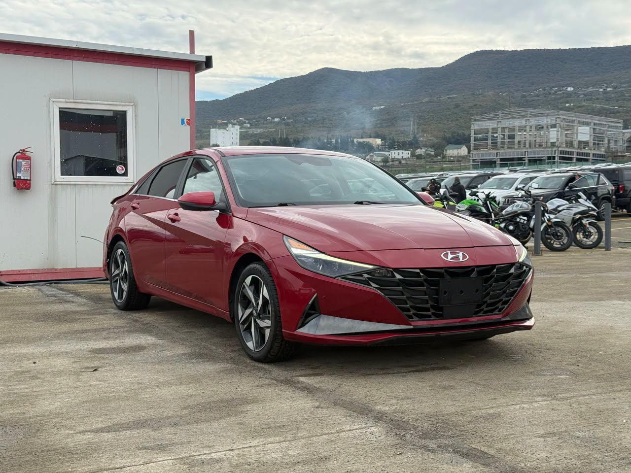 Hyundai Elantra 2023 — 12,000$