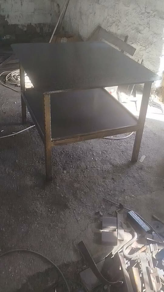 Metal iki katlı masa, koyu renk kaplama