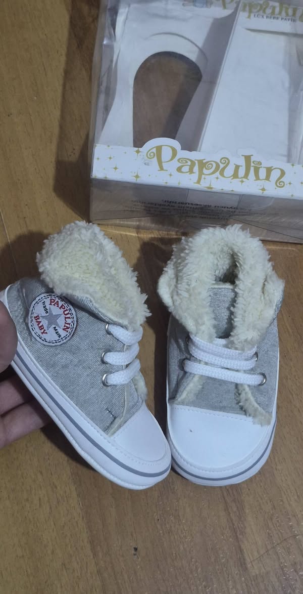Papulin baby sneakers, size 18