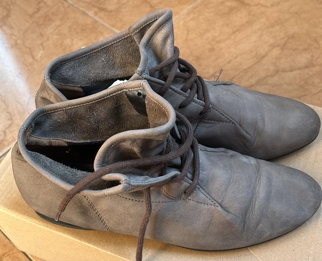 Grey suede ankle boots, size 39