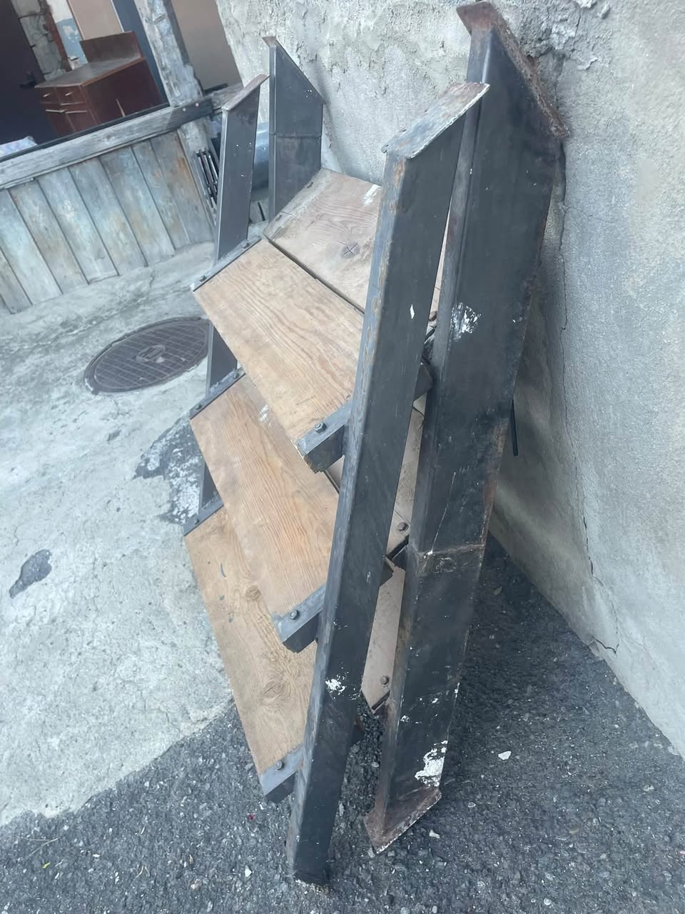 Tiflis'te iki adet merdiven satılık.