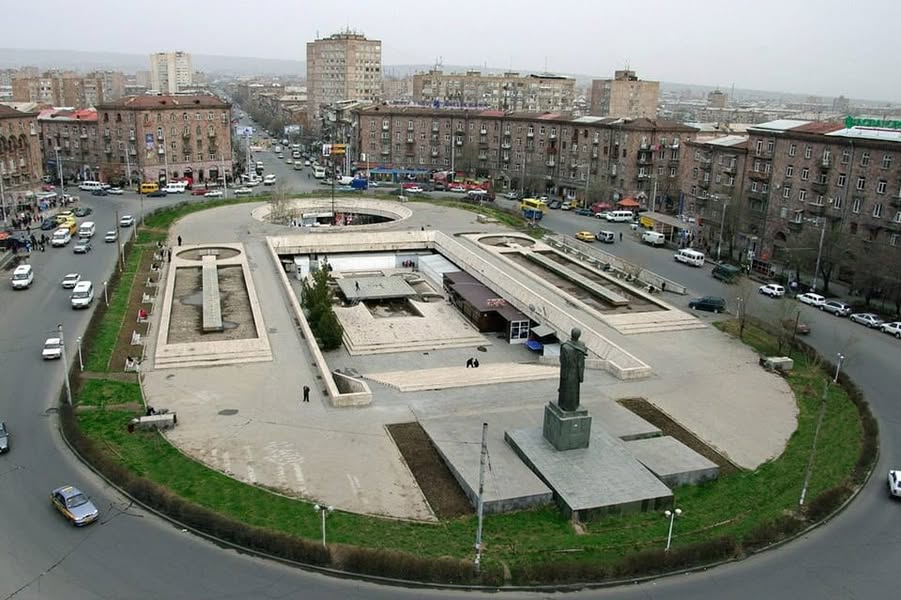 В зале дома есть уголок для мастера маникюра.