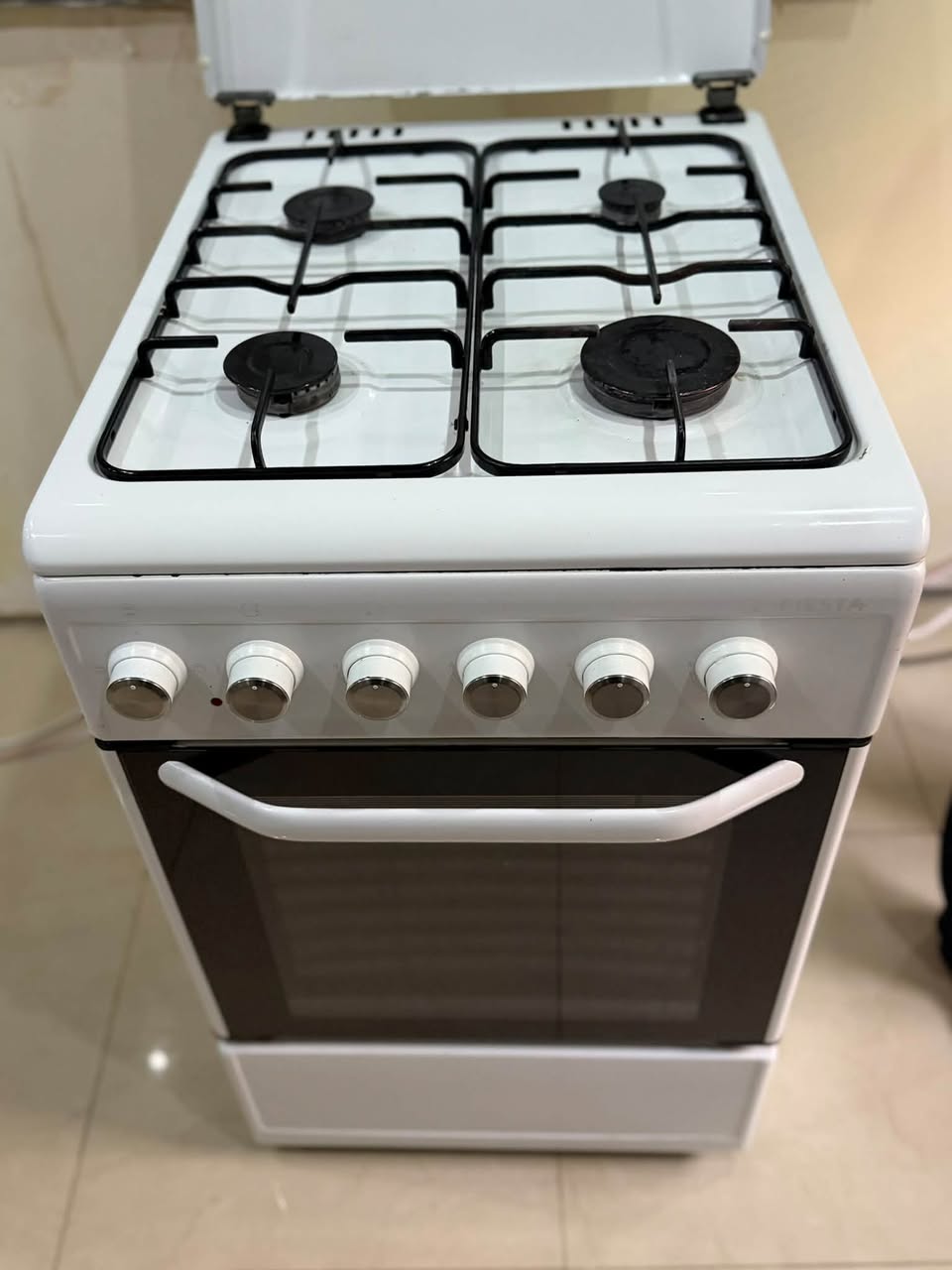 Ocağı ve fırını olan gaz sobası, çalışıyor