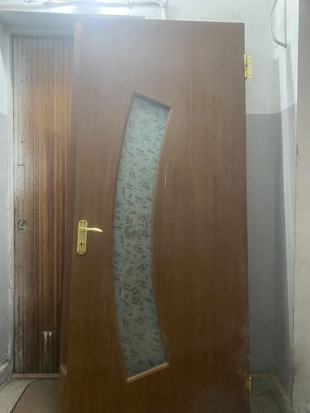 Mənə iki qapı var, çərçivələri zədələnib. Bir qapının üzərində