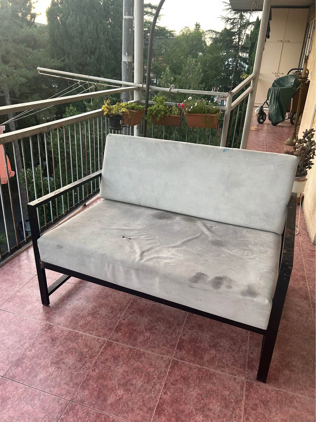İkiyerli divan və metal qəndər satılır