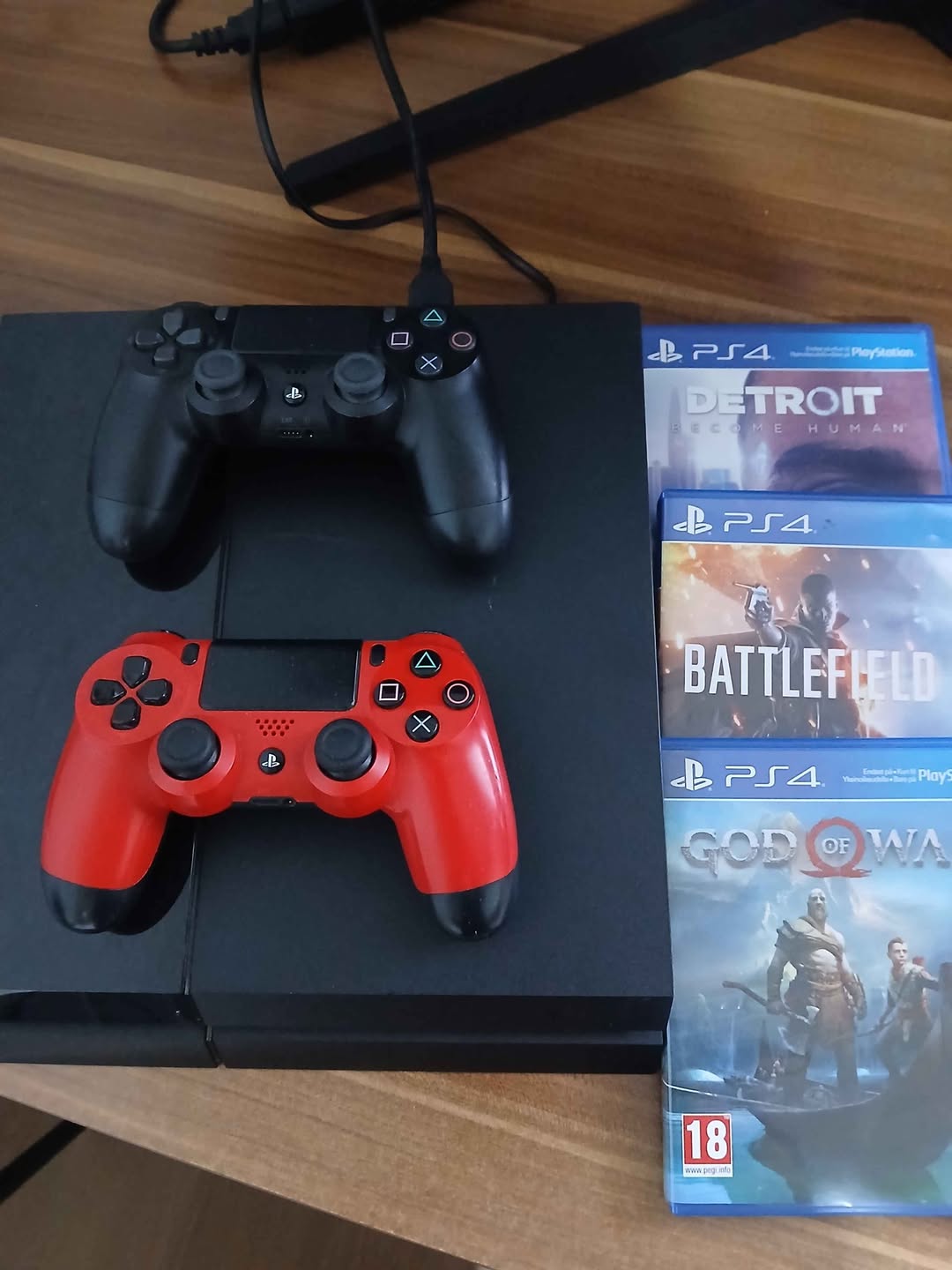 PlayStation 4 Fat with 2 controllers