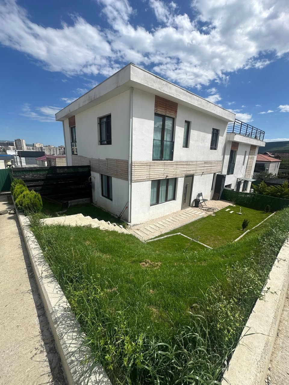 Տուն Մեծ Դիղոմում, 2 հարկ, բակ