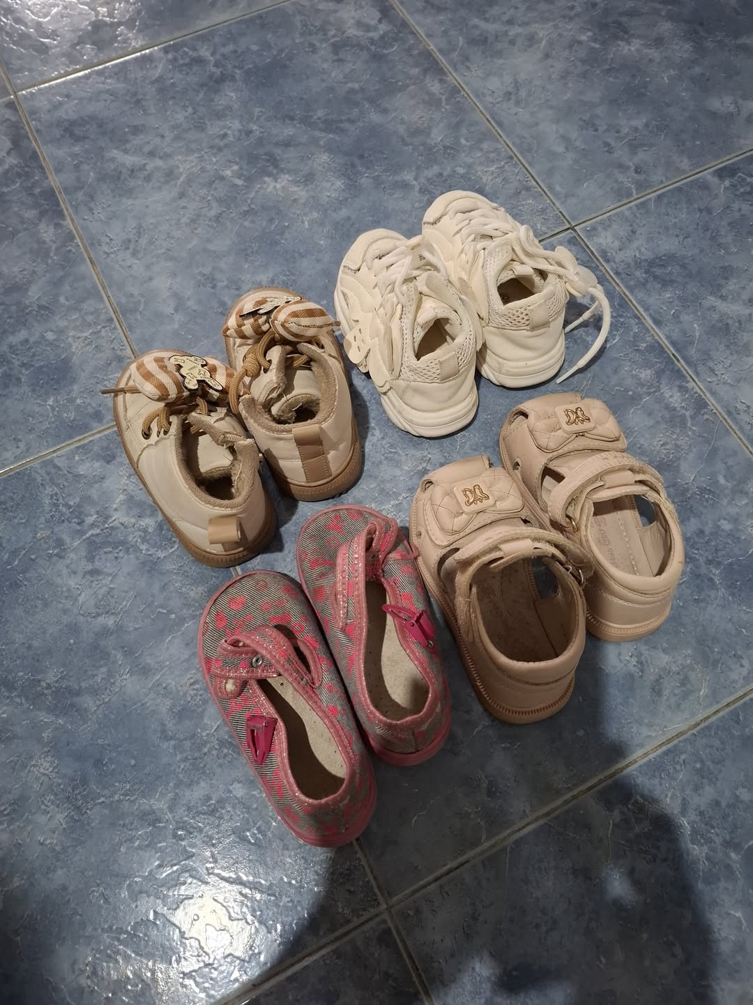 Children's shoes, free, sizes 18-22