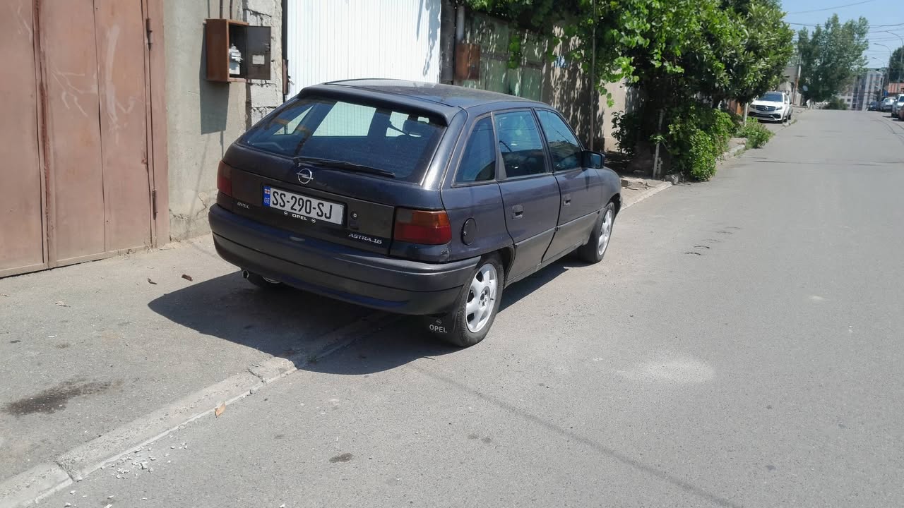 Opel Astra benzinle çalışıyor. 1996 model, 1.6. Fiyatı - 2,500₾