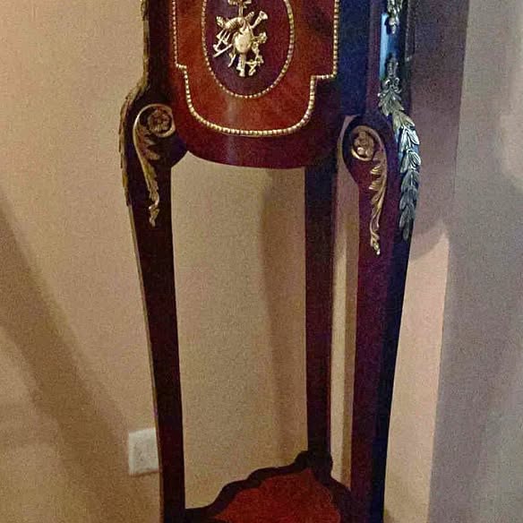 ხის კონსოლი, ოქროსფერი ორნამენტი