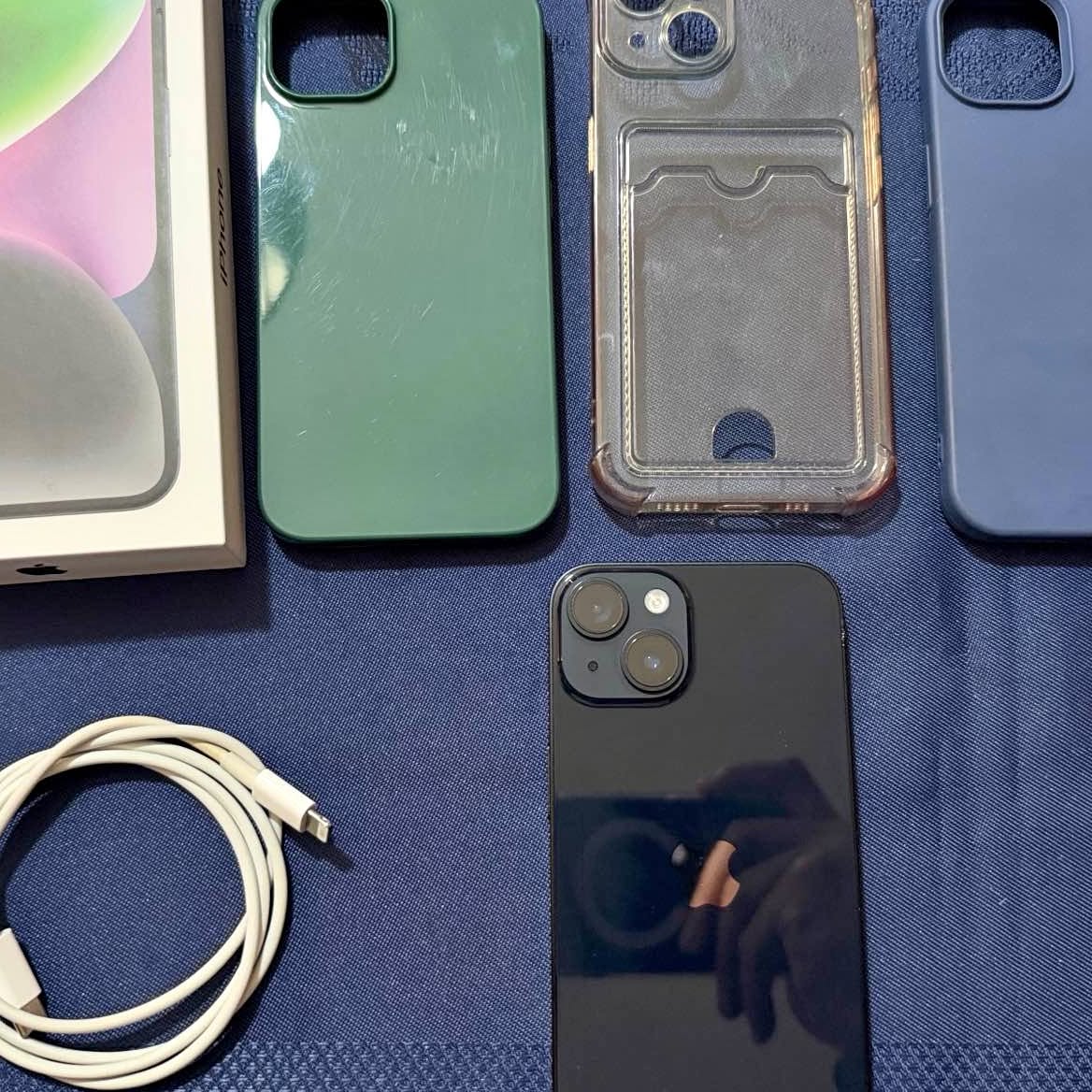 iPhone с коробкой, кабелем и чехлами