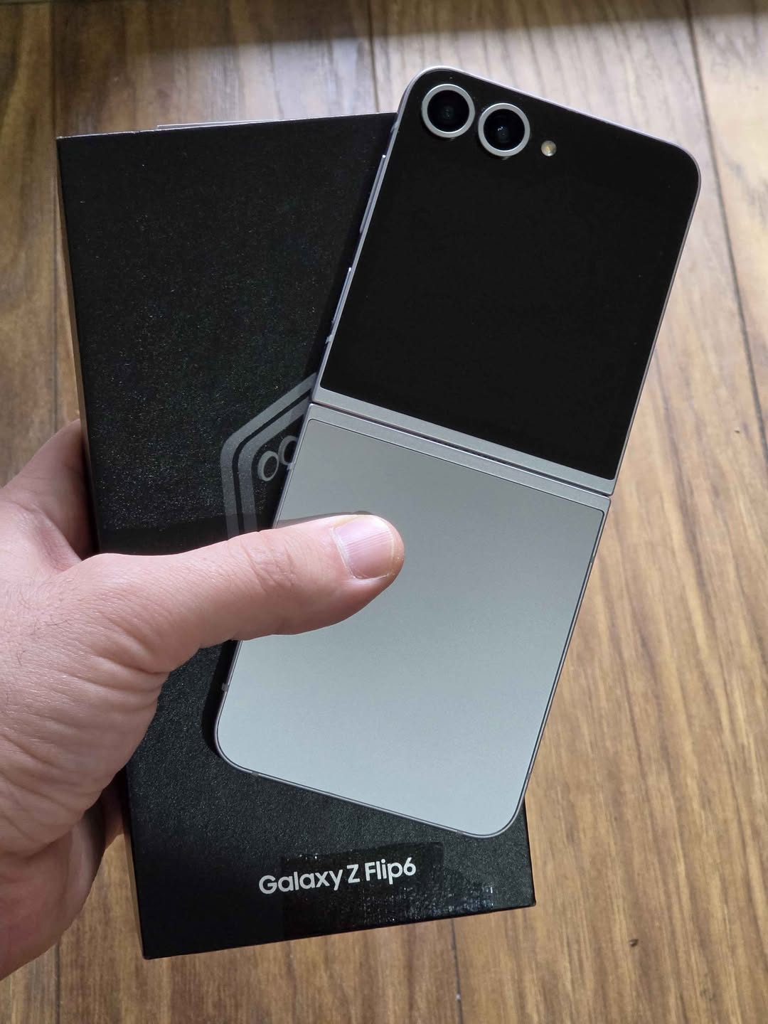 Samsung Galaxy Z Flip 6, ყუთით და დამტენით